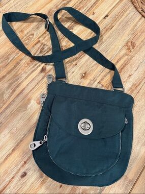 Baggallini deep green Adjustable Crossbody Bag with Silver Hardware nwot